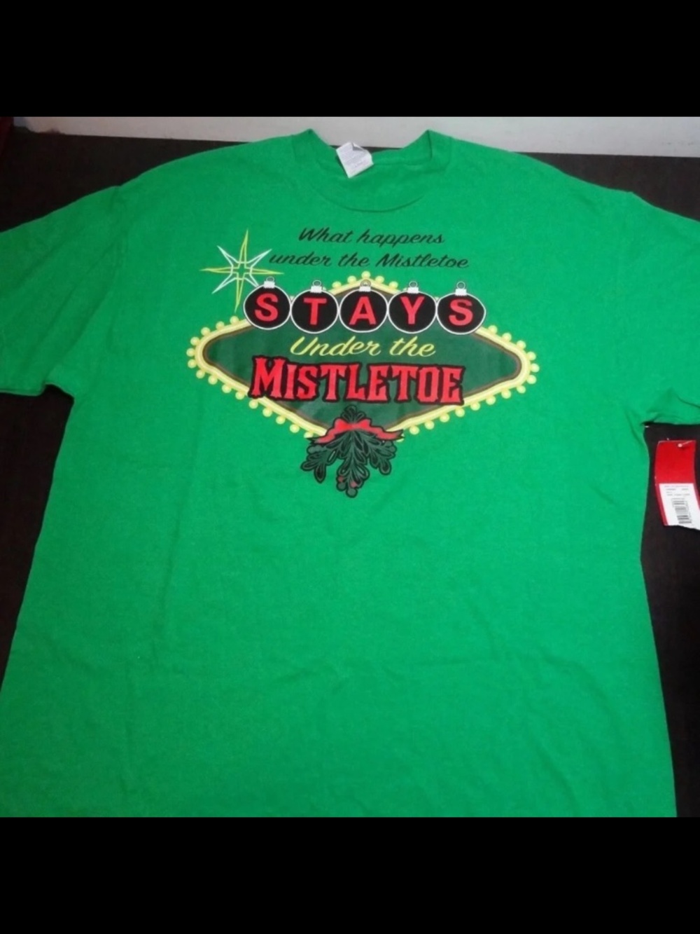 Gildan Men's Green Christmas T-Shirt What Happens Under the Mistletoe St…